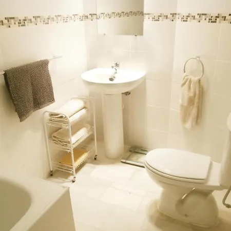 Stunning Apartment In Estepona With Wifi Эстепона