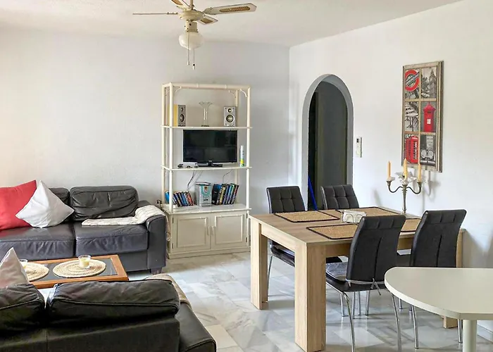 2 Bedroom Lovely In * 埃斯特波纳